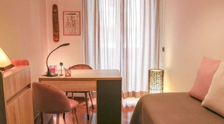 Interno accogliente del Centro Olistico Cribes a Roma, Lazio, IT con sedie e lampade soffuse.