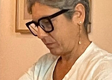 Operatrice del Centro Olistico Cribes a Roma esegue un trattamento con dedizione e professionalità.
