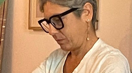 Operatrice del Centro Olistico Cribes a Roma esegue un trattamento con dedizione e professionalità.