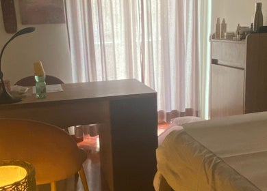 Sala massaggi rilassante con arredi eleganti presso Centro Olistico Cribes, Roma, Lazio, IT.