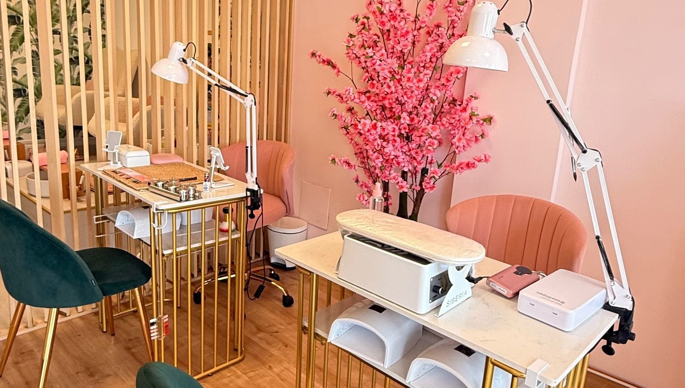 Hermosa estación de manicura en Nails Beauty Company - 📍Pozuelo, Pozuelo De Alarcón, Comunidad De Madrid, ES.