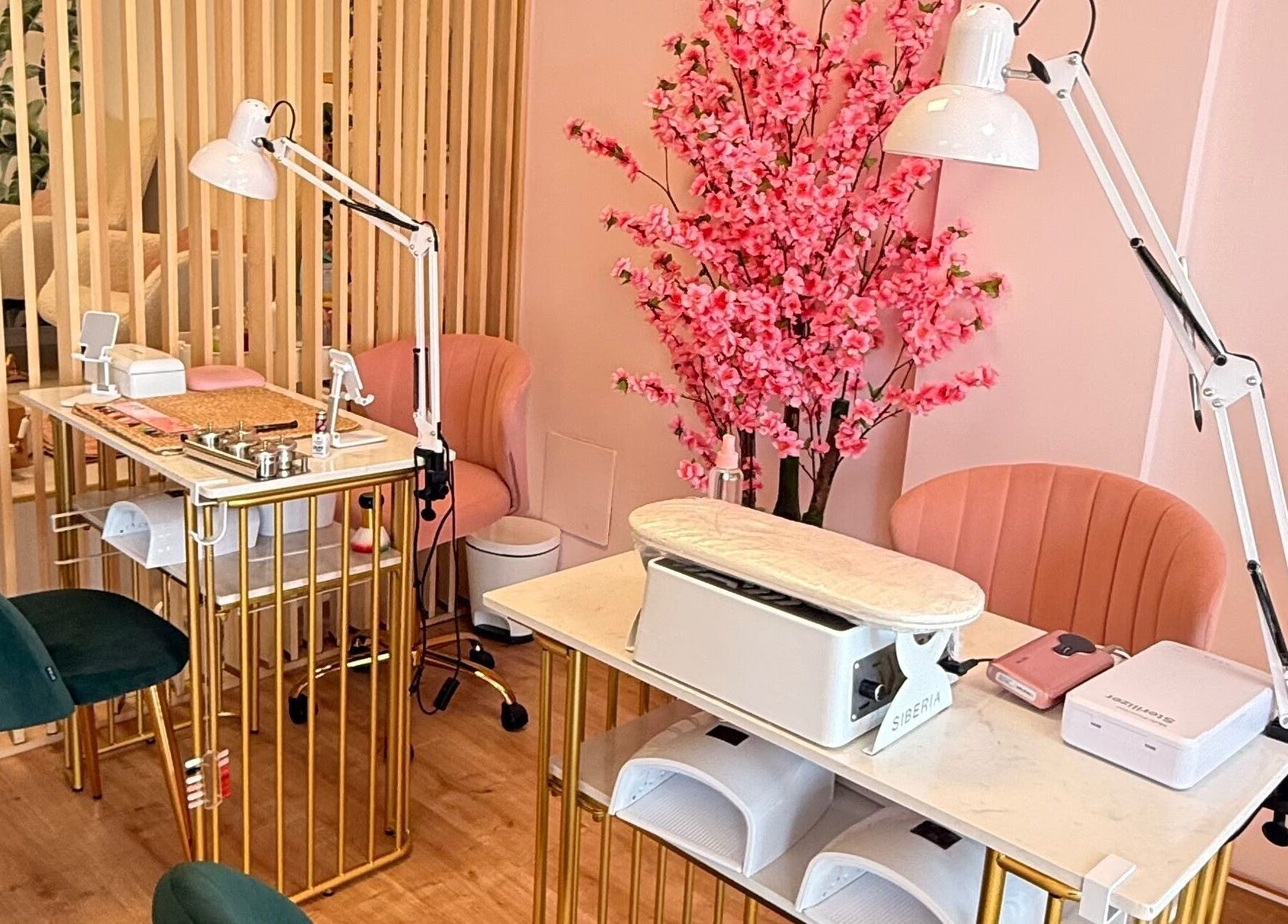Hermosa estación de manicura en Nails Beauty Company - 📍Pozuelo, Pozuelo De Alarcón, Comunidad De Madrid, ES.