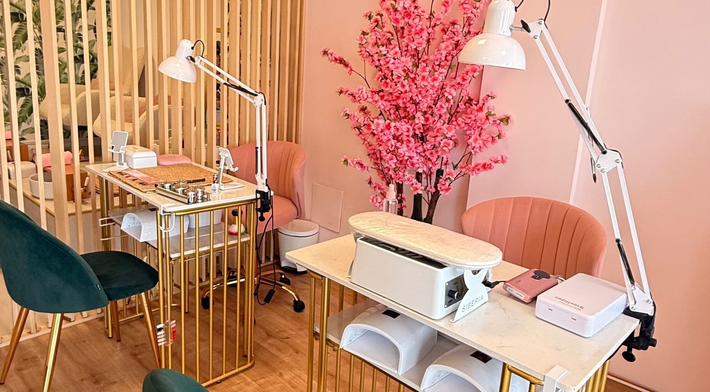 Hermosa estación de manicura en Nails Beauty Company - 📍Pozuelo, Pozuelo De Alarcón, Comunidad De Madrid, ES.