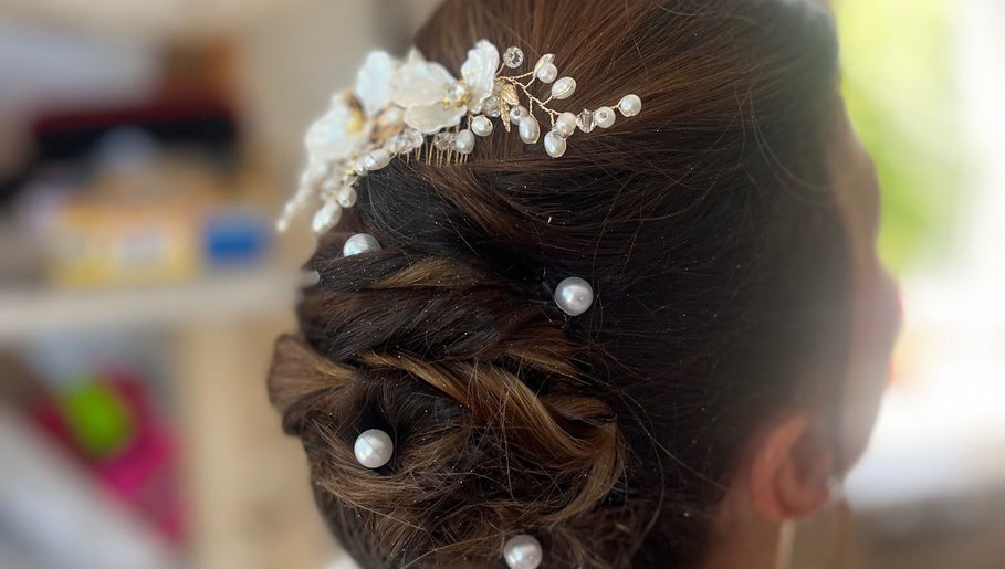 Coiffure ornée de perles à Studio 24, Feuquieres en Vimeu, FR, pour un style raffiné.