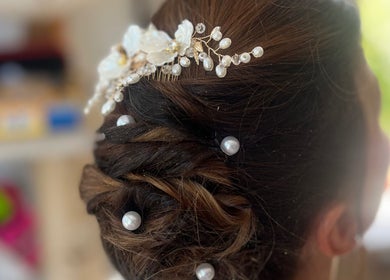 Coiffure ornée de perles à Studio 24, Feuquieres en Vimeu, FR, pour un style raffiné.