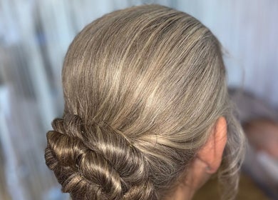 Chignon sophistiqué réalisé au Studio 24 à Feuquieres en Vimeu, FR, parfait pour les occasions spéciales.