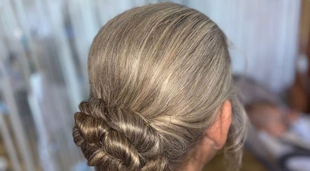 Chignon sophistiqué réalisé au Studio 24 à Feuquieres en Vimeu, FR, parfait pour les occasions spéciales.