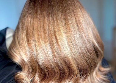 Cheveux lumineux coiffés à Studio 24, Feuquieres en Vimeu, FR. Soin professionnel des cheveux.