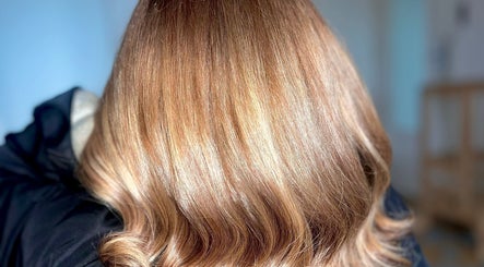 Cheveux lumineux coiffés à Studio 24, Feuquieres en Vimeu, FR. Soin professionnel des cheveux.