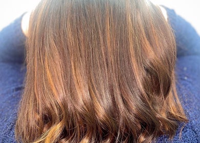 Superbe coiffure brun brillant à Studio 24, Feuquieres en Vimeu, FR, mettant en valeur des mèches lumineuses.