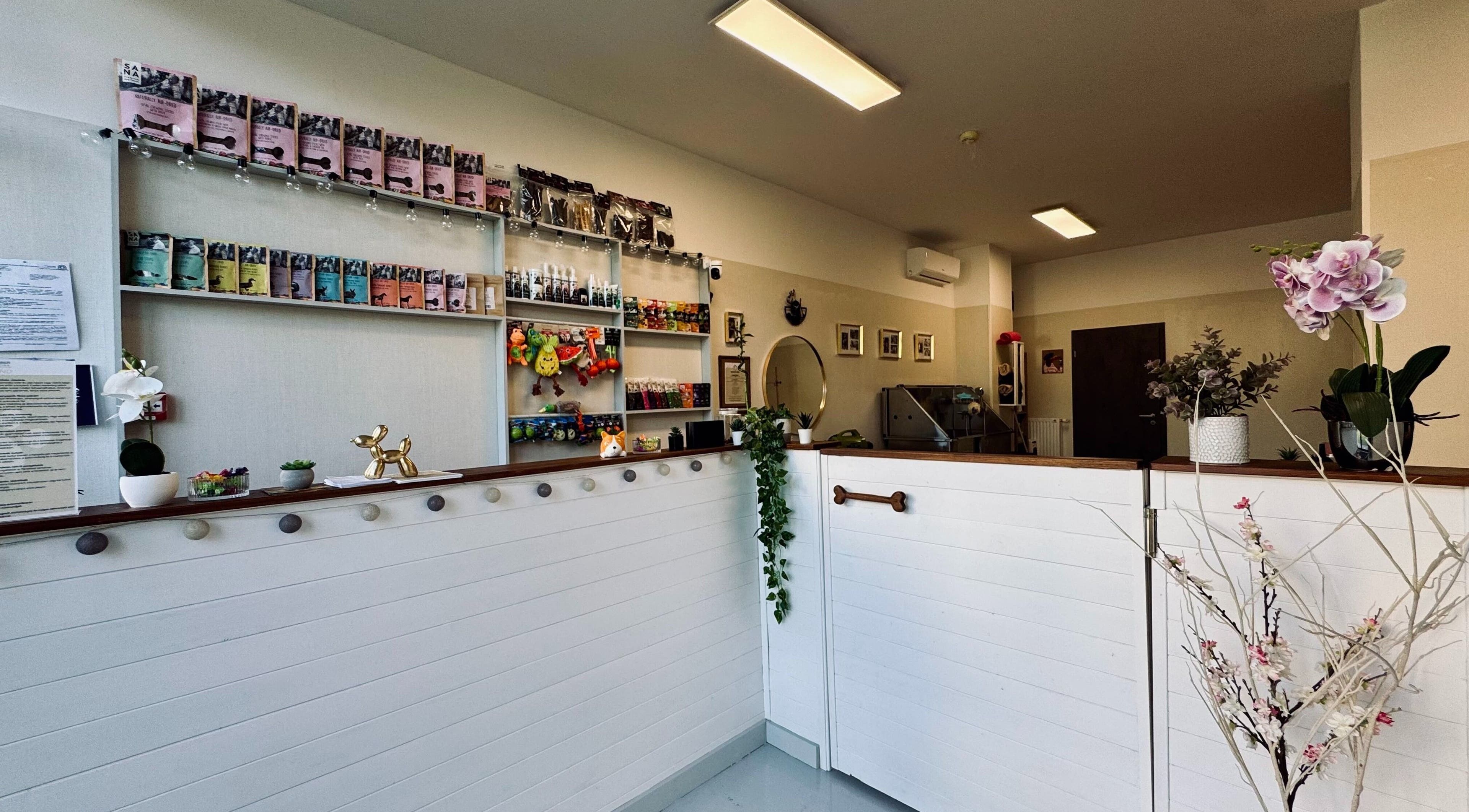 Elegáns recepció a Canine Barber - Kutyakozmetika helyszínén, Budapest, Magyar, HU.