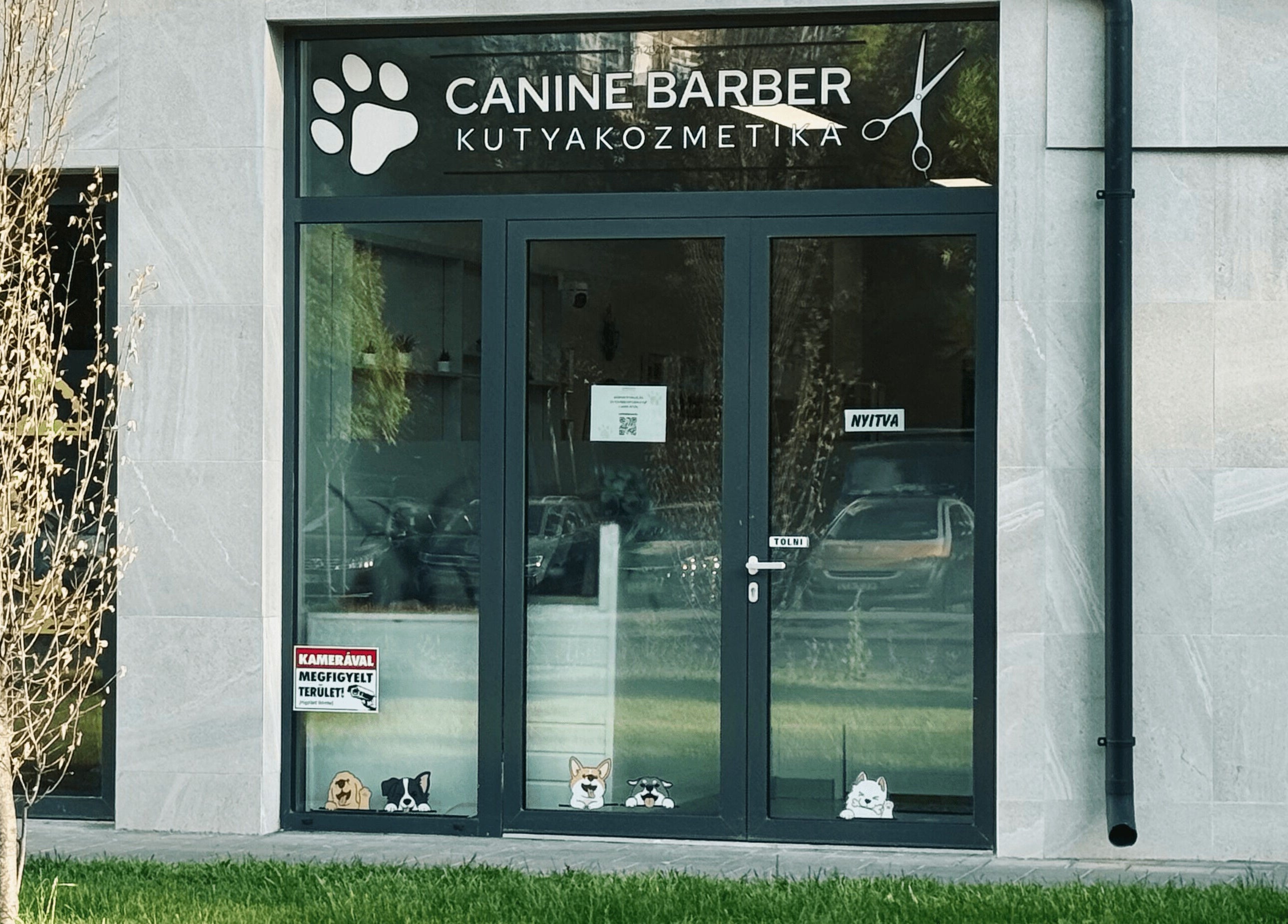 Canine Barber - Kutyakozmetika bejárata, Budapest, Magyar, HU. Elegáns üvegajtó és logó látható.