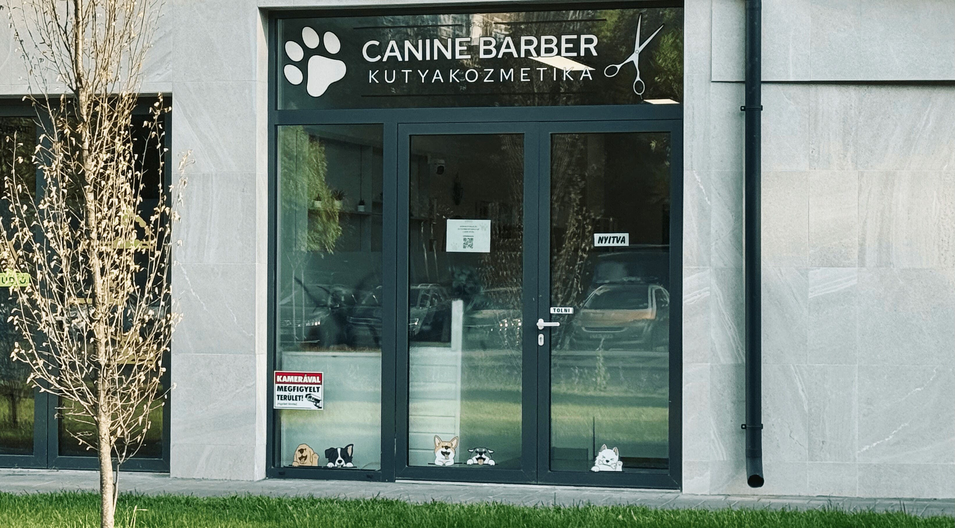 Canine Barber - Kutyakozmetika bejárata, Budapest, Magyar, HU. Elegáns üvegajtó és logó látható.