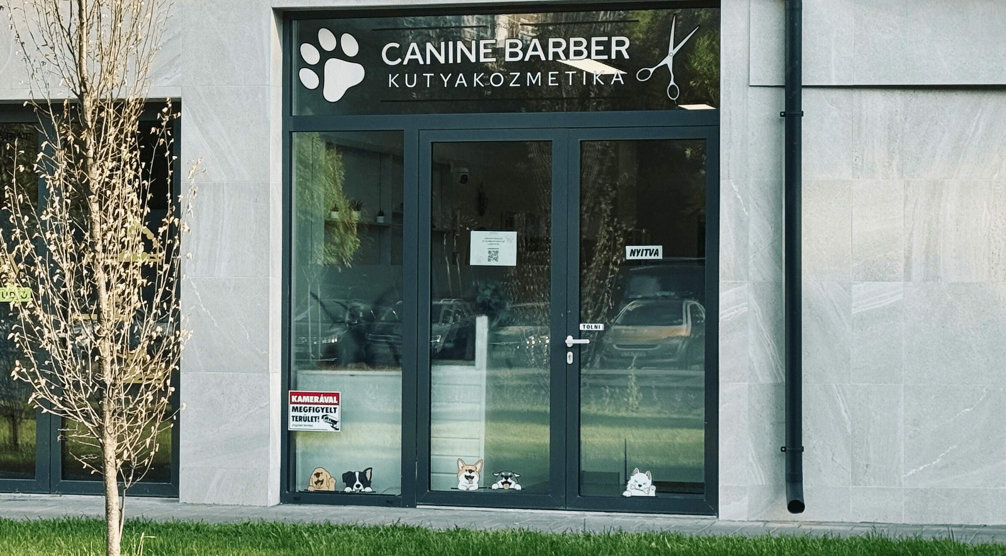 Canine Barber - Kutyakozmetika bejárata, Budapest, Magyar, HU. Elegáns üvegajtó és logó látható.