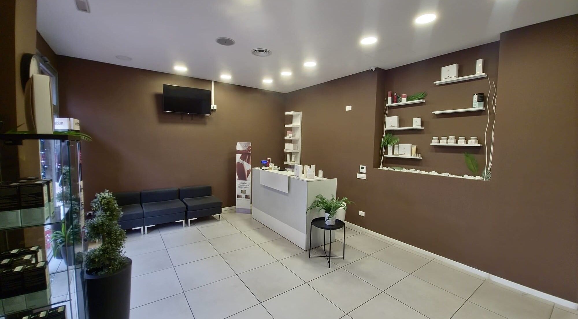 Reception moderna di Rinèa - Estetica Evolutiva #Talenti a Roma, Lazio, IT, con illuminazione calda e decorazioni eleganti.