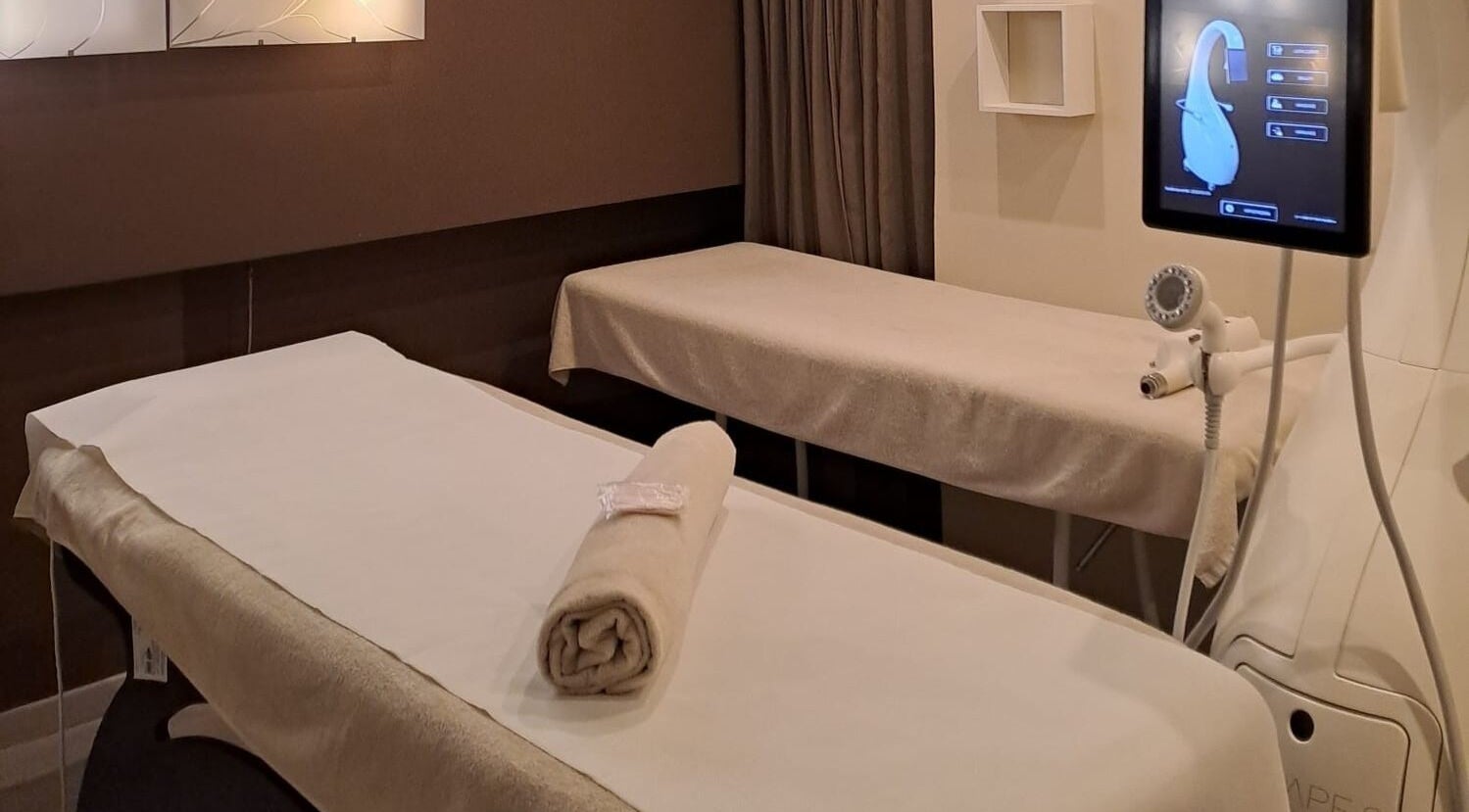 Sala trattamenti a Rinèa - Estetica Evolutiva #Aurelia, Roma, Lazio, IT con lettino e apparecchiature moderne.