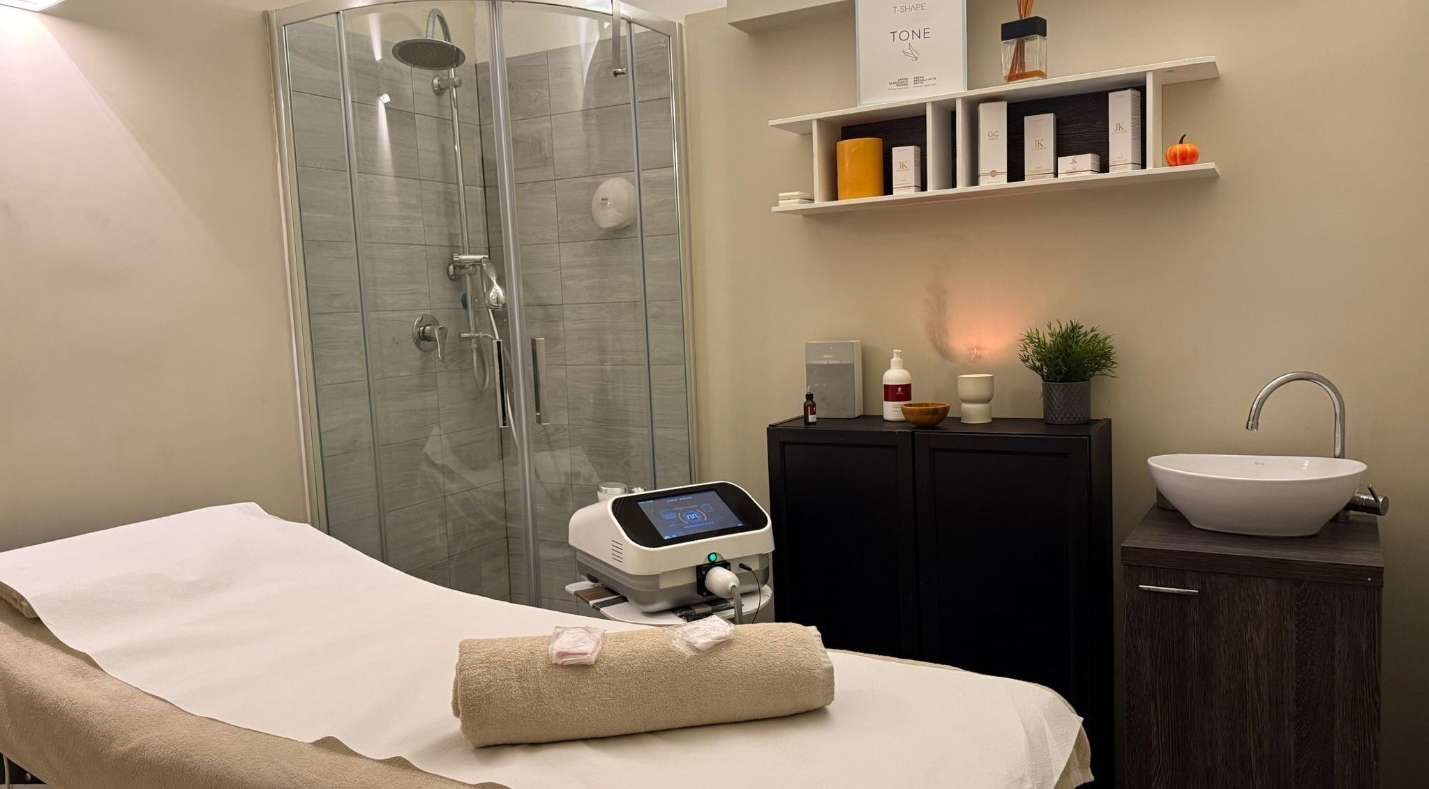 Stanza benessere a Rinèa Estetica Evolutiva Calabria, Roma, Lazio, IT, con doccia e lettino massaggio.