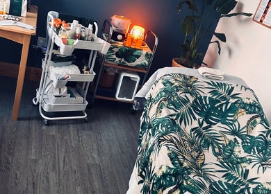 Relaxing spa room at Serene Glow by Charlotte Aimée in Bristol, England, GB with tropical decor.