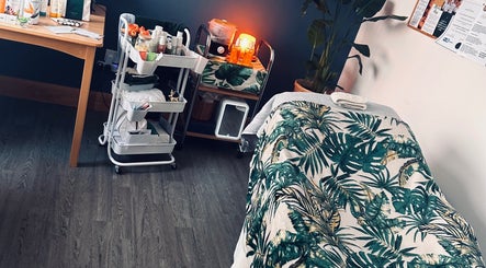 Relaxing spa room at Serene Glow by Charlotte Aimée in Bristol, England, GB with tropical decor.