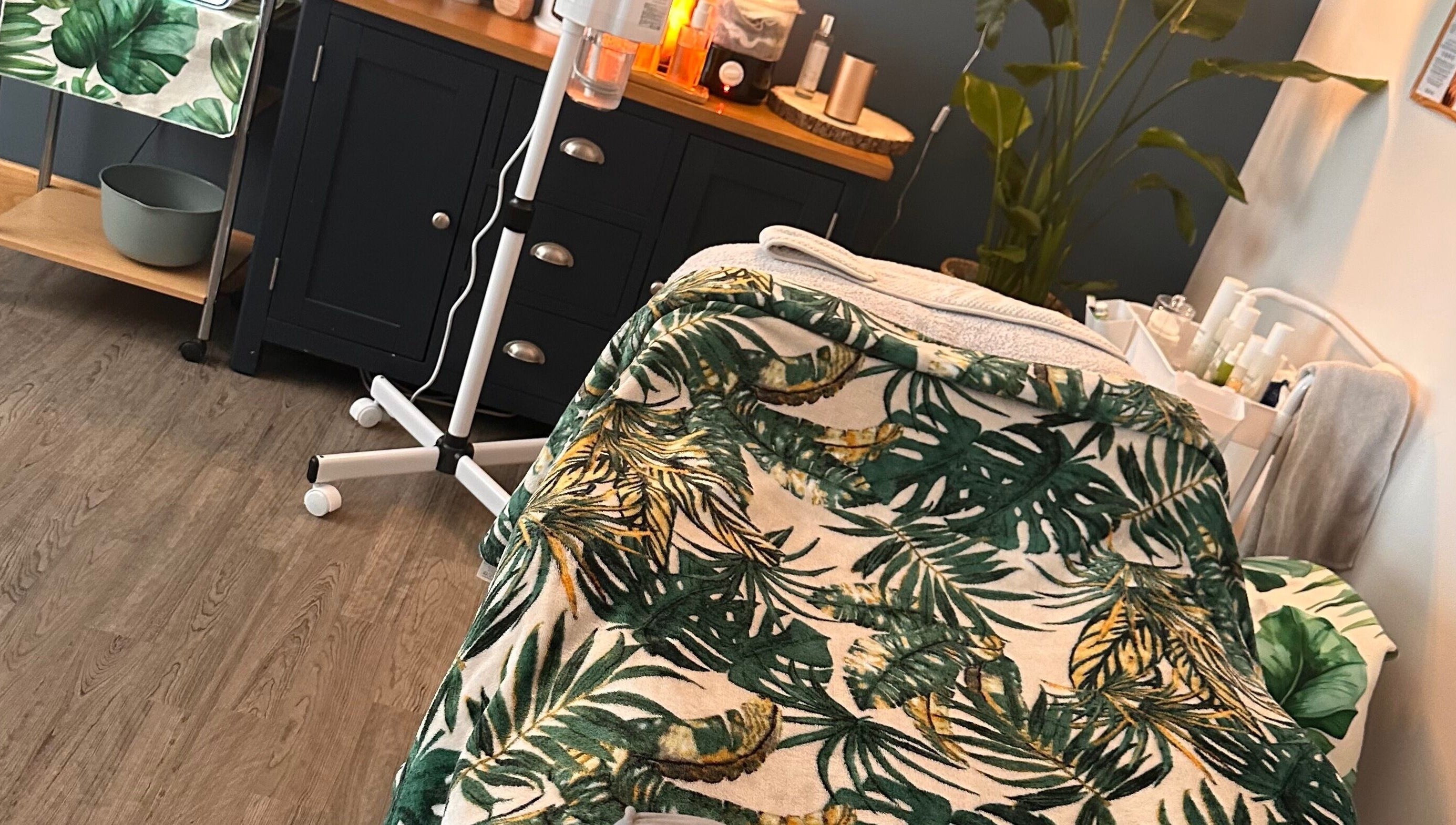 Relaxing treatment room at Serene Glow by Charlotte Aimée in Bristol, England, GB with tropical decor.