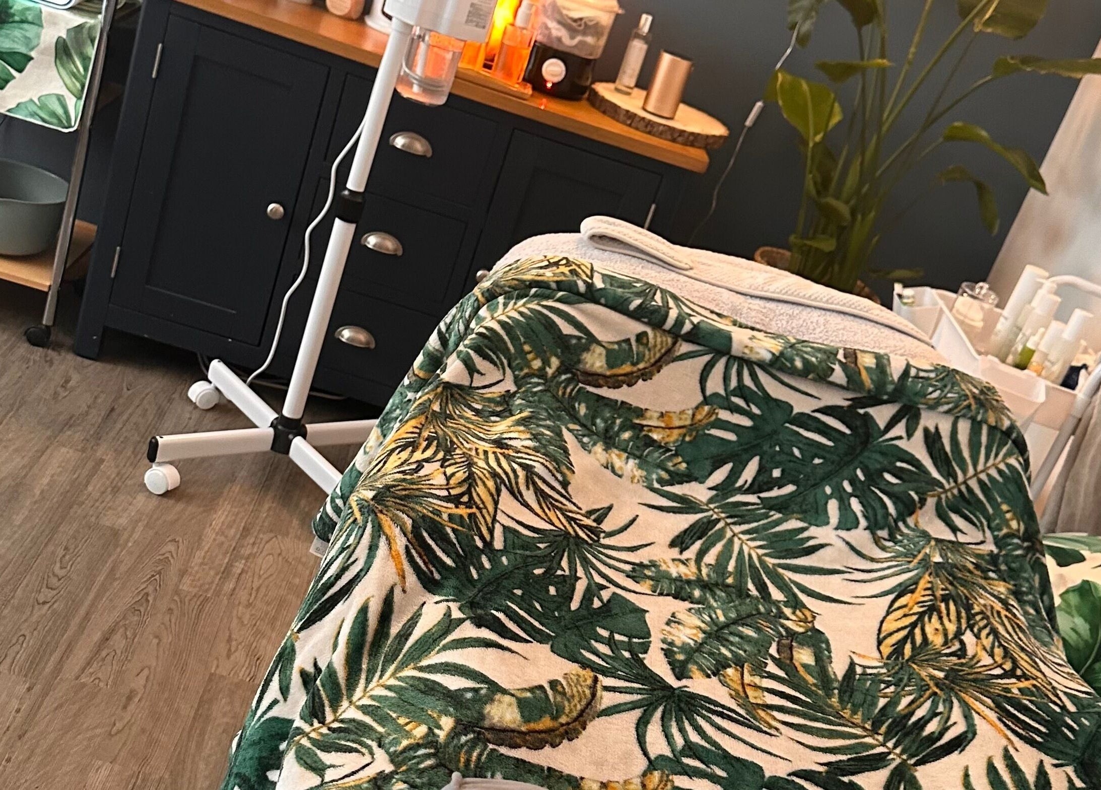 Relaxing treatment room at Serene Glow by Charlotte Aimée in Bristol, England, GB with tropical decor.