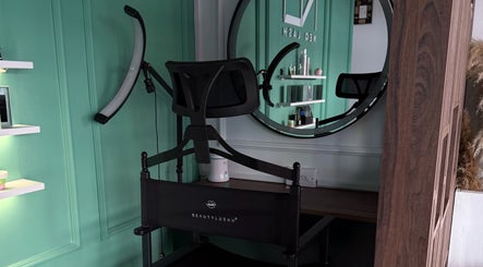 Elegant Neo Lash salon corner in St. Julian's, MT with modern styling chair and chic mirror.