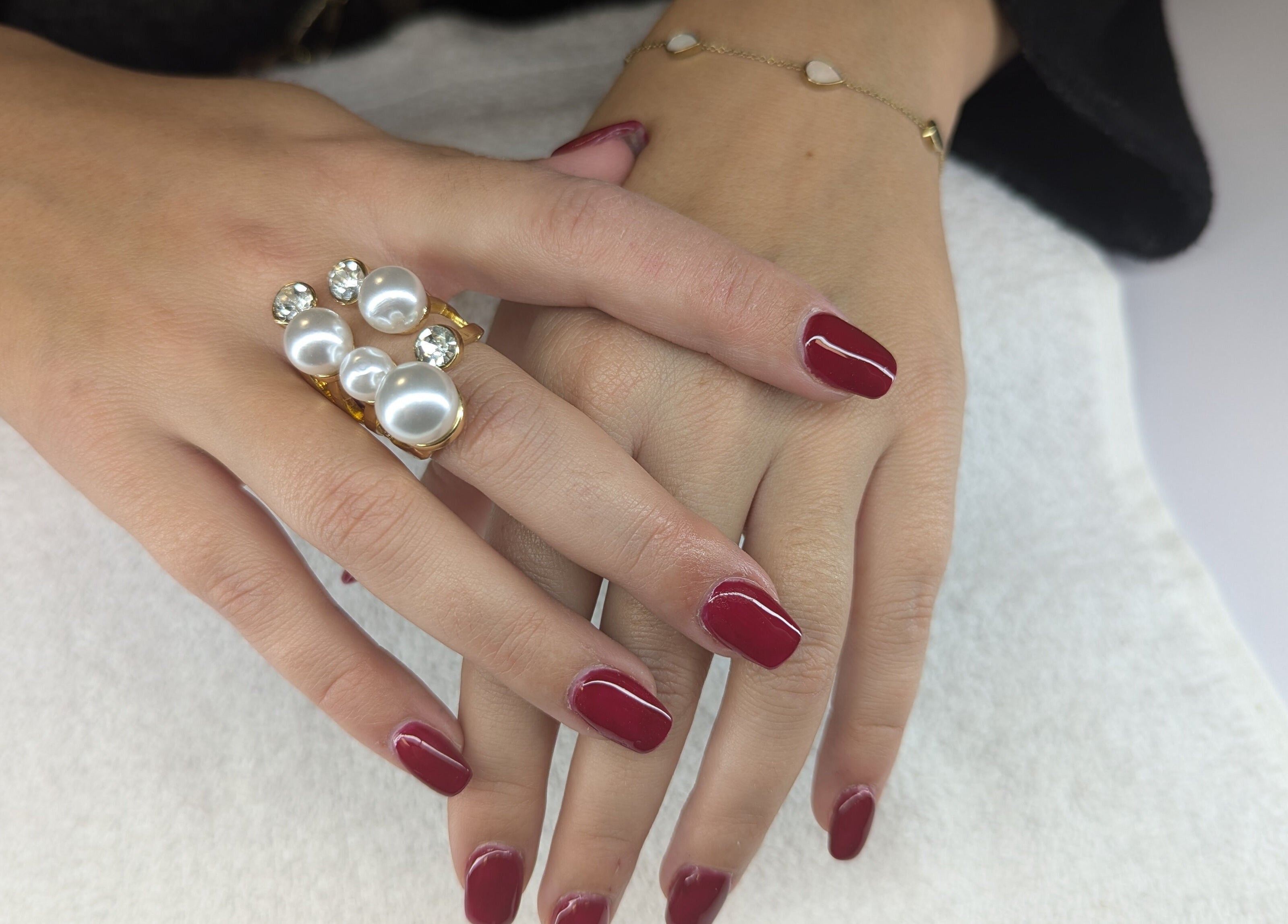 Mains élégantes avec vernis rouge à Rosezesté, Montaigu-vendée, Pays De La Loire, FR.