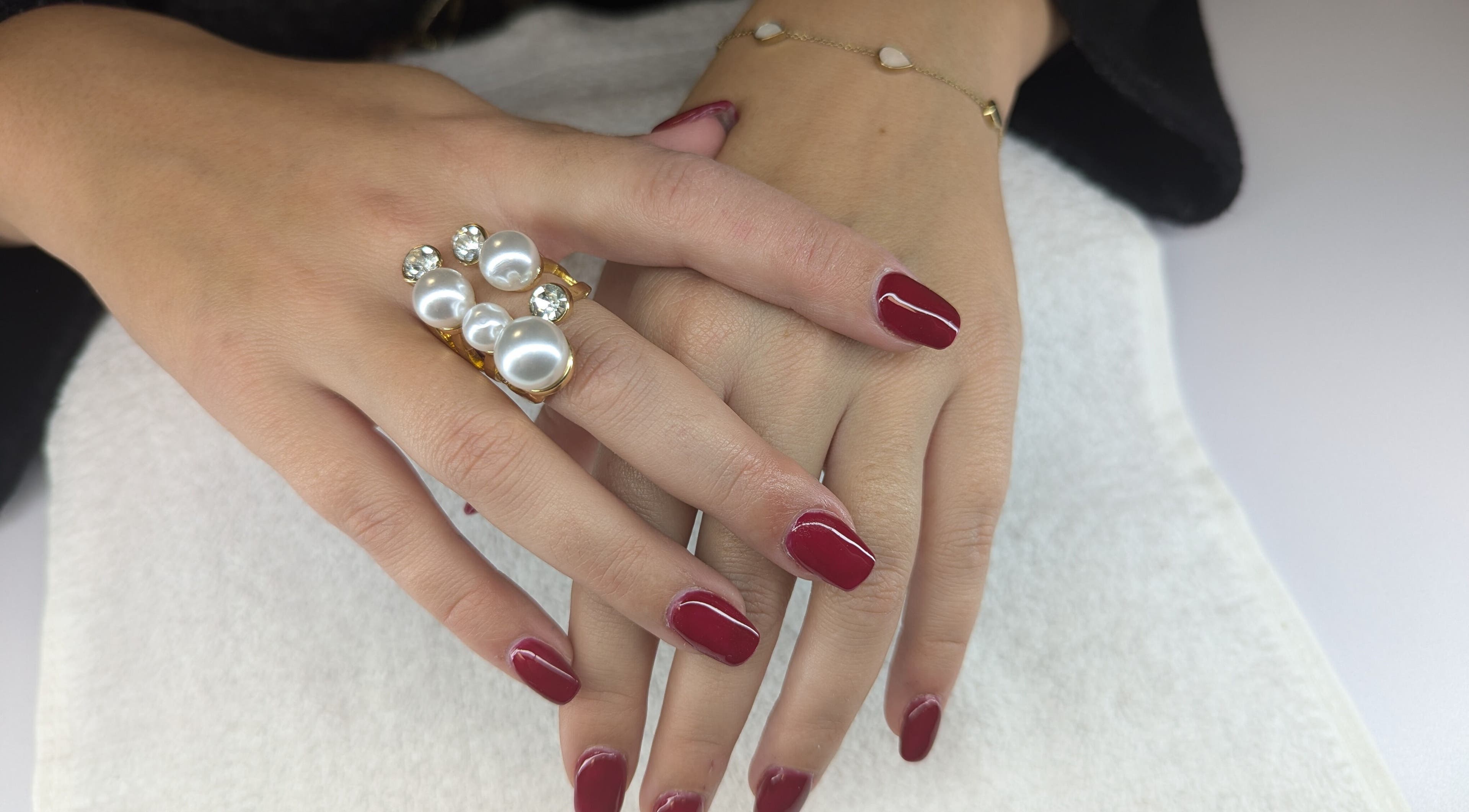 Mains élégantes avec vernis rouge à Rosezesté, Montaigu-vendée, Pays De La Loire, FR.