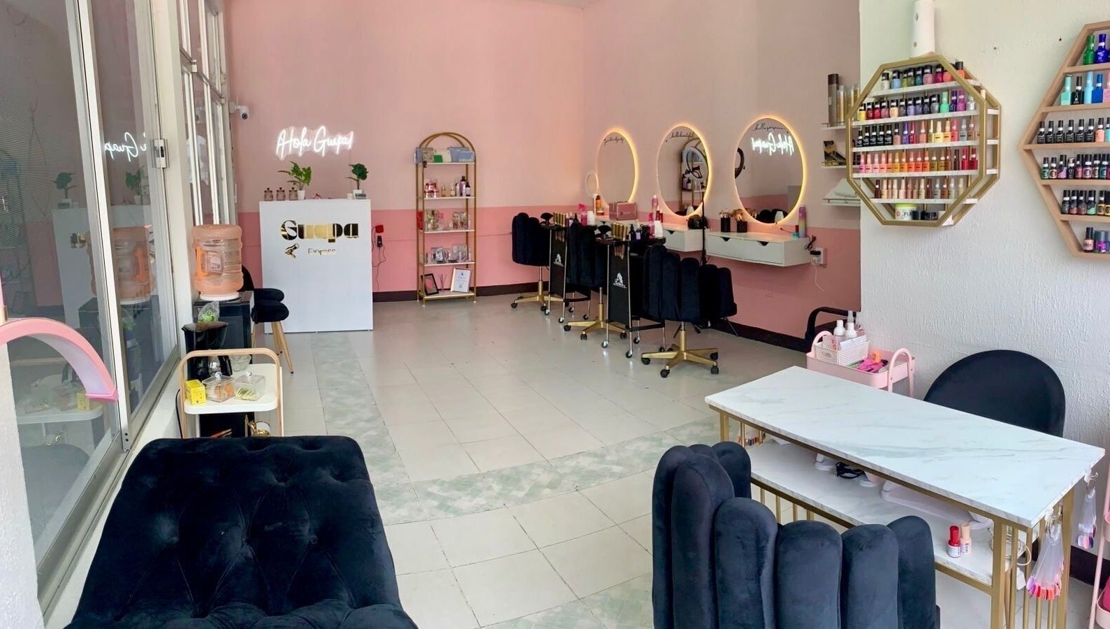 Interiores elegantes de Guapa Express en Irapuato, Guanajuato, MX, con estaciones de belleza y decoración moderna.