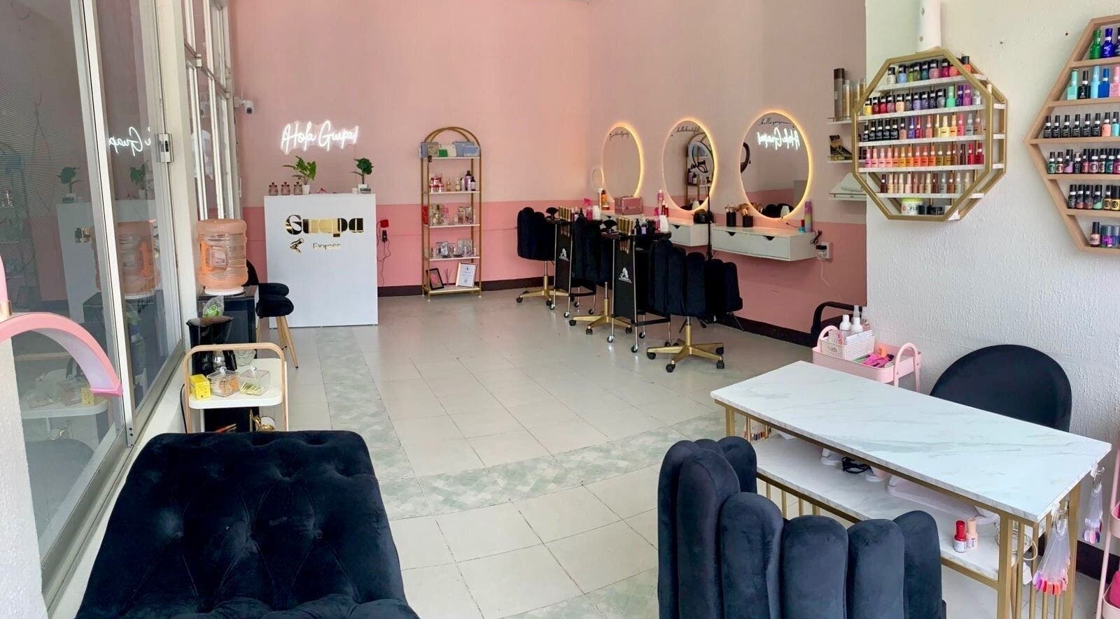 Interiores elegantes de Guapa Express en Irapuato, Guanajuato, MX, con estaciones de belleza y decoración moderna.