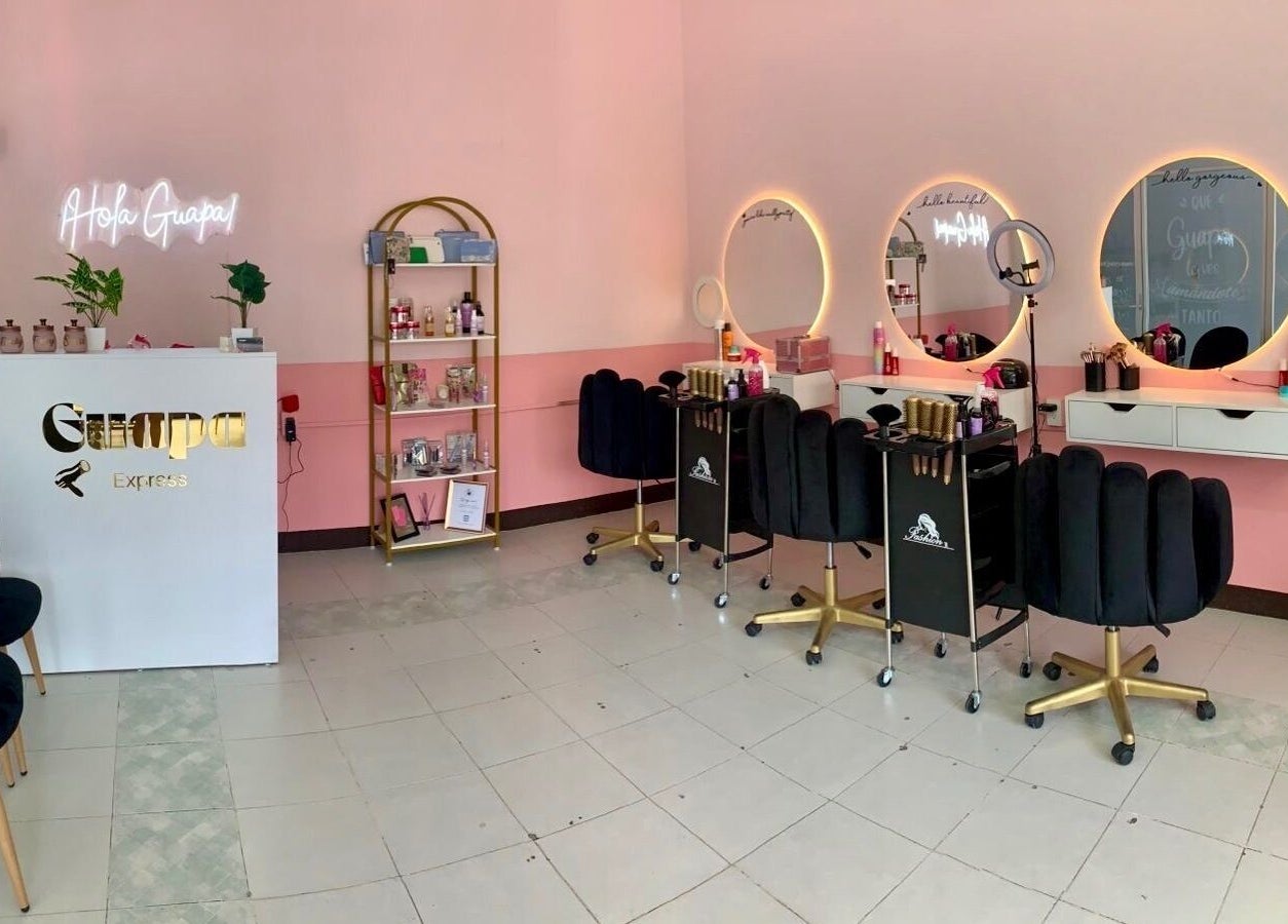 Interior elegante de Guapa Express en Irapuato, Guanajuato, MX con estaciones de belleza modernas.