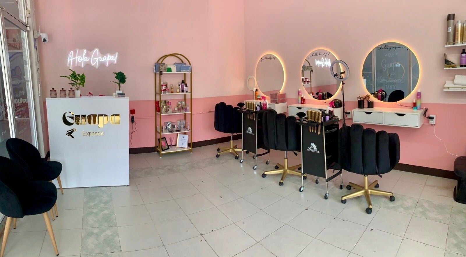 Interior elegante de Guapa Express en Irapuato, Guanajuato, MX con estaciones de belleza modernas.