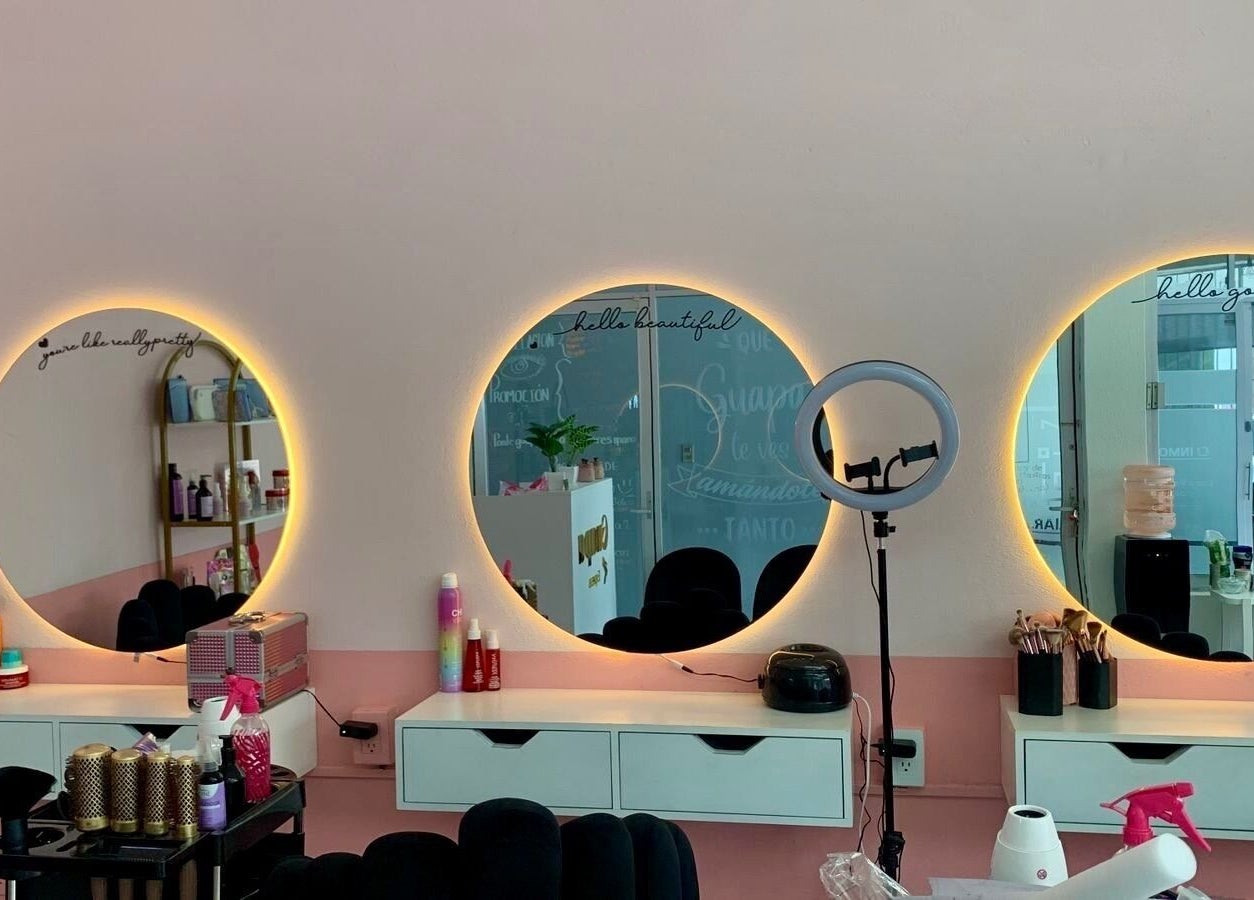 Estación de belleza iluminada en Guapa Express, Irapuato, Guanajuato, MX con productos de salón.