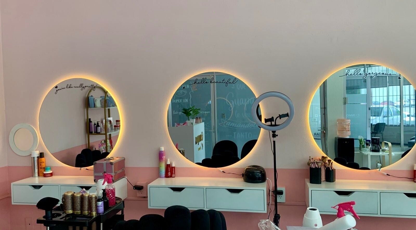 Estación de belleza iluminada en Guapa Express, Irapuato, Guanajuato, MX con productos de salón.