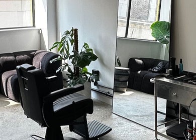 Modern salon interior at Cammarata Studio, London, England, GB, featuring sleek furnishings and decor.