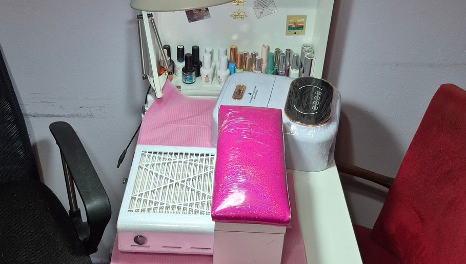 Estación de manicura en Tita & Co. Nails con herramientas y esmaltes en Buenos Aires, Ciudad Autónoma De Buenos Aires, AR.