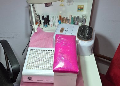 Estación de manicura en Tita & Co. Nails con herramientas y esmaltes en Buenos Aires, Ciudad Autónoma De Buenos Aires, AR.