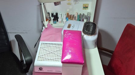 Estación de manicura en Tita & Co. Nails con herramientas y esmaltes en Buenos Aires, Ciudad Autónoma De Buenos Aires, AR.