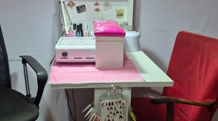 Estación de manicura en Tita & Co. Nails, Buenos Aires, AR, con lámpara UV y variedad de esmaltes.