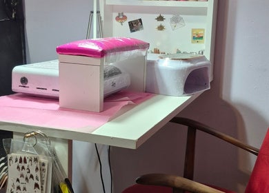 Mesa de manicura en Tita & Co. Nails, Buenos Aires, AR, con lámpara UV y accesorios.