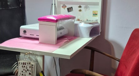 Mesa de manicura en Tita & Co. Nails, Buenos Aires, AR, con lámpara UV y accesorios.