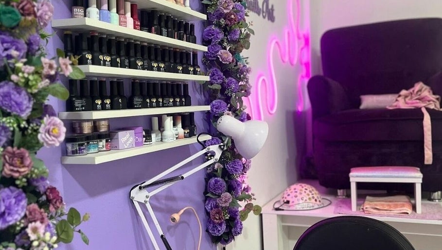 Estante de esmaltes y silla en Tayanara Beauty Center, Panamá, PA. Ambiente acogedor y colorido para cuidados de belleza.