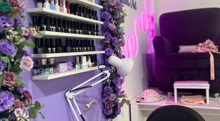 Estantería de esmaltes y flores lilas en Tayanara Beauty Center, Panamá, PA.