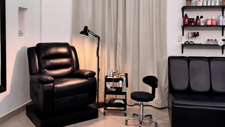 Sillón de relajación en el salón Kate Karlsson en Cabañas, Cabañas, SV, creando un ambiente acogedor.