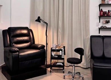 Sillón de relajación en el salón Kate Karlsson en Cabañas, Cabañas, SV, creando un ambiente acogedor.