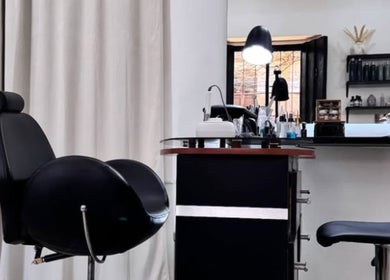 Interior de Kate Karlsson en Cabañas, Cabañas, SV con sillones de estética y decoración moderna.