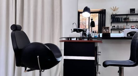 Interior de Kate Karlsson en Cabañas, Cabañas, SV con sillones de estética y decoración moderna.