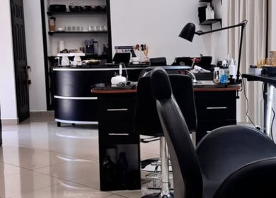 Interiores elegantes del salón Kate Karlsson en Cabañas, Cabañas, SV con muebles modernos.