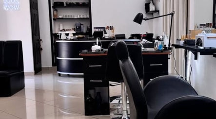 Interiores elegantes del salón Kate Karlsson en Cabañas, Cabañas, SV con muebles modernos.