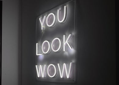 Letrero de neón 'You Look Wow' en Kate Karlsson, Cabañas, Cabañas, SV.